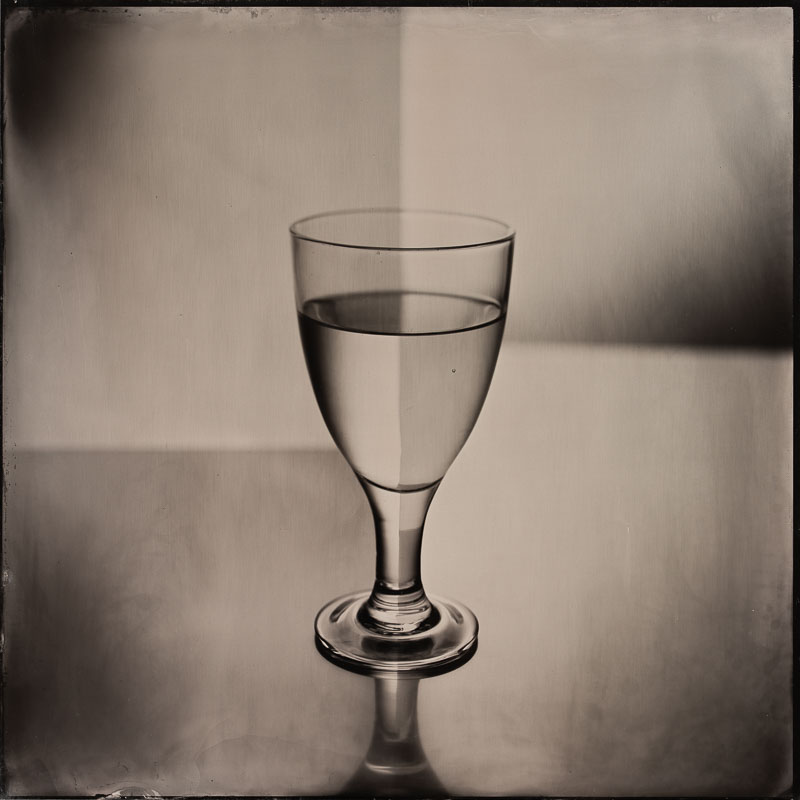 Tintype Stillleben, Glas auf Metallplatte